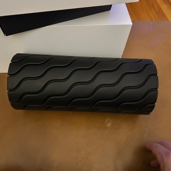 Therabody Theragun Wave Roller - Smart Vibrating Foam Roller - Picture 2 of 9